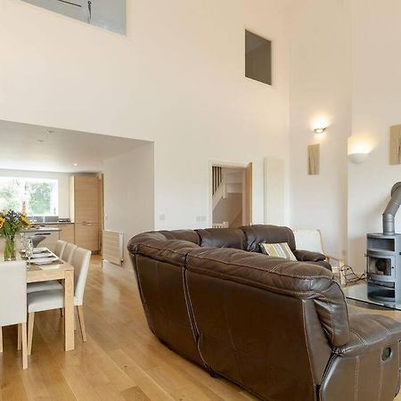 Cotswolds Lake Side Home With Luxury Spa Swallows Nest,Lower Mill Estate, Lakeside Home And Spa With A Harry Potter Cupboard Under The Stairs Somerford Keynes Bagian luar foto
