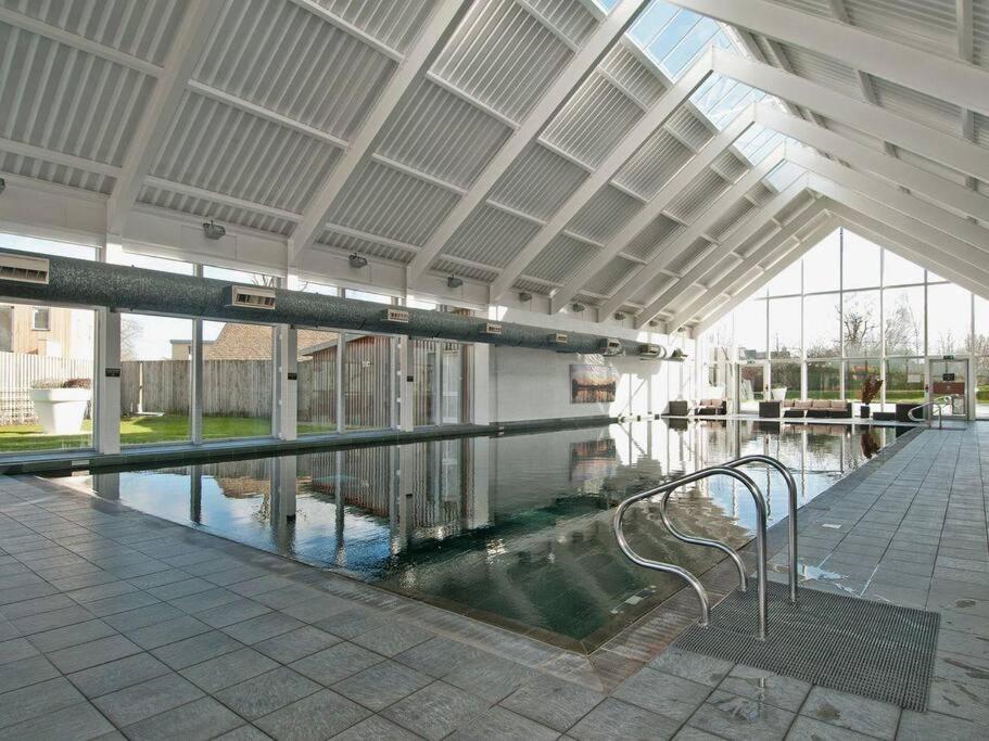 Cotswolds Lake Side Home With Luxury Spa Swallows Nest,Lower Mill Estate, Lakeside Home And Spa With A Harry Potter Cupboard Under The Stairs Somerford Keynes Bagian luar foto