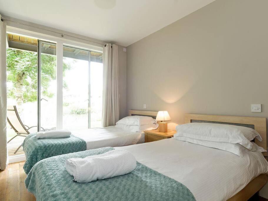 Cotswolds Lake Side Home With Luxury Spa Swallows Nest,Lower Mill Estate, Lakeside Home And Spa With A Harry Potter Cupboard Under The Stairs Somerford Keynes Bagian luar foto