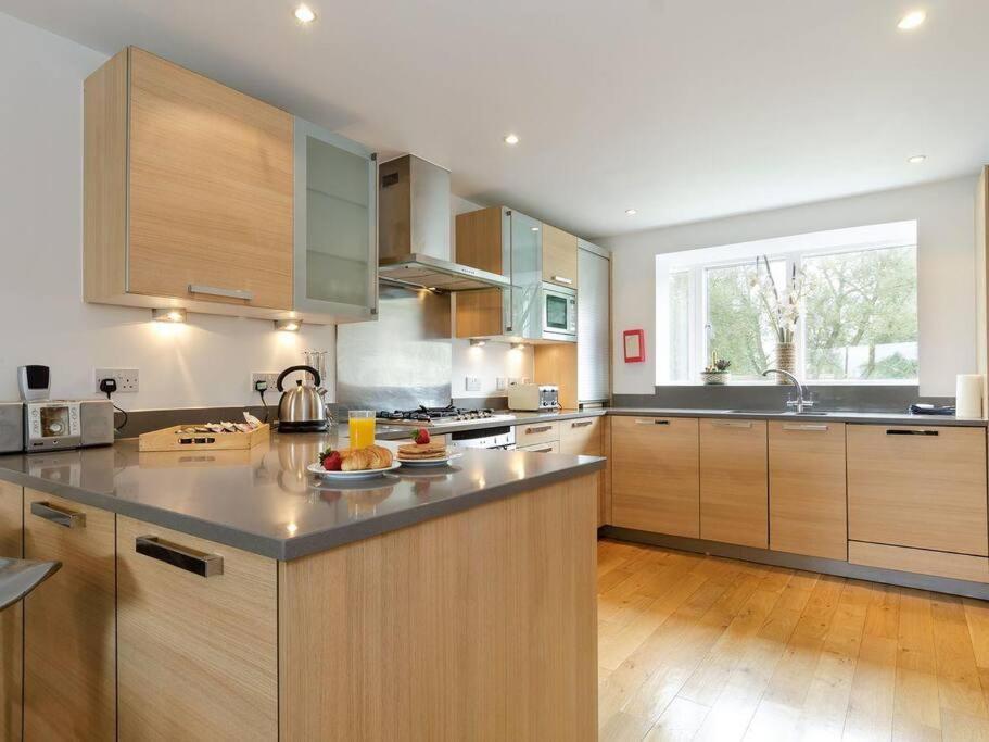 Cotswolds Lake Side Home With Luxury Spa Swallows Nest,Lower Mill Estate, Lakeside Home And Spa With A Harry Potter Cupboard Under The Stairs Somerford Keynes Bagian luar foto