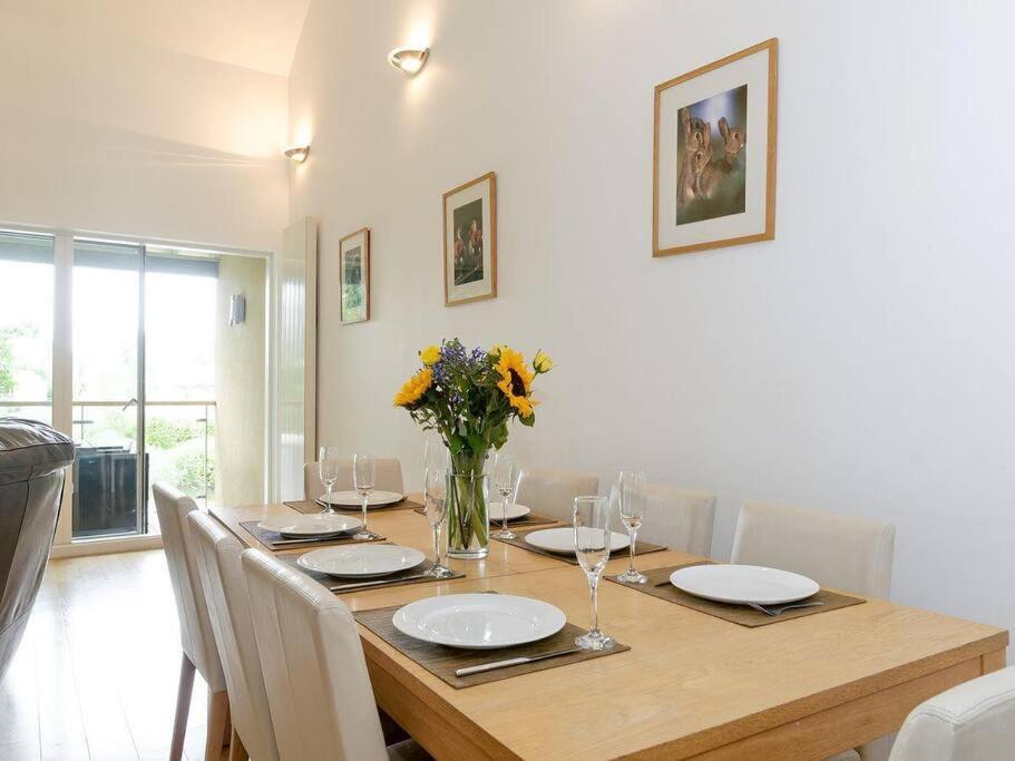 Cotswolds Lake Side Home With Luxury Spa Swallows Nest,Lower Mill Estate, Lakeside Home And Spa With A Harry Potter Cupboard Under The Stairs Somerford Keynes Bagian luar foto