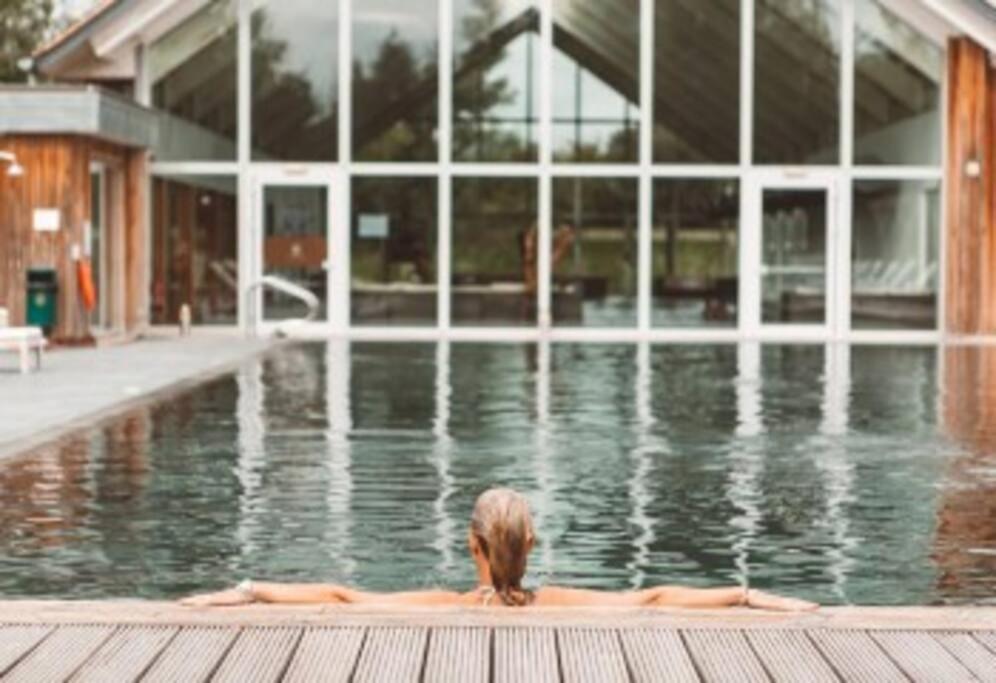 Cotswolds Lake Side Home With Luxury Spa Swallows Nest,Lower Mill Estate, Lakeside Home And Spa With A Harry Potter Cupboard Under The Stairs Somerford Keynes Bagian luar foto