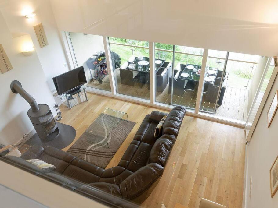 Cotswolds Lake Side Home With Luxury Spa Swallows Nest,Lower Mill Estate, Lakeside Home And Spa With A Harry Potter Cupboard Under The Stairs Somerford Keynes Bagian luar foto